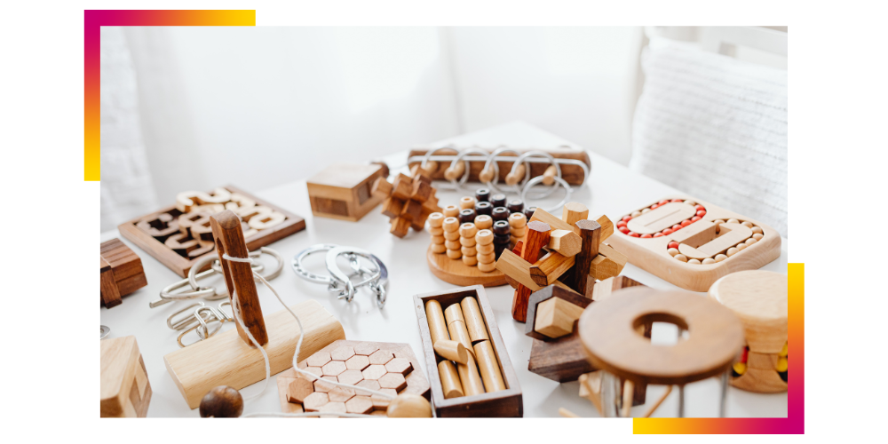 Collection variée de jeux de société en bois, incluant des puzzles et des jeux d'adresse pour tous les âges