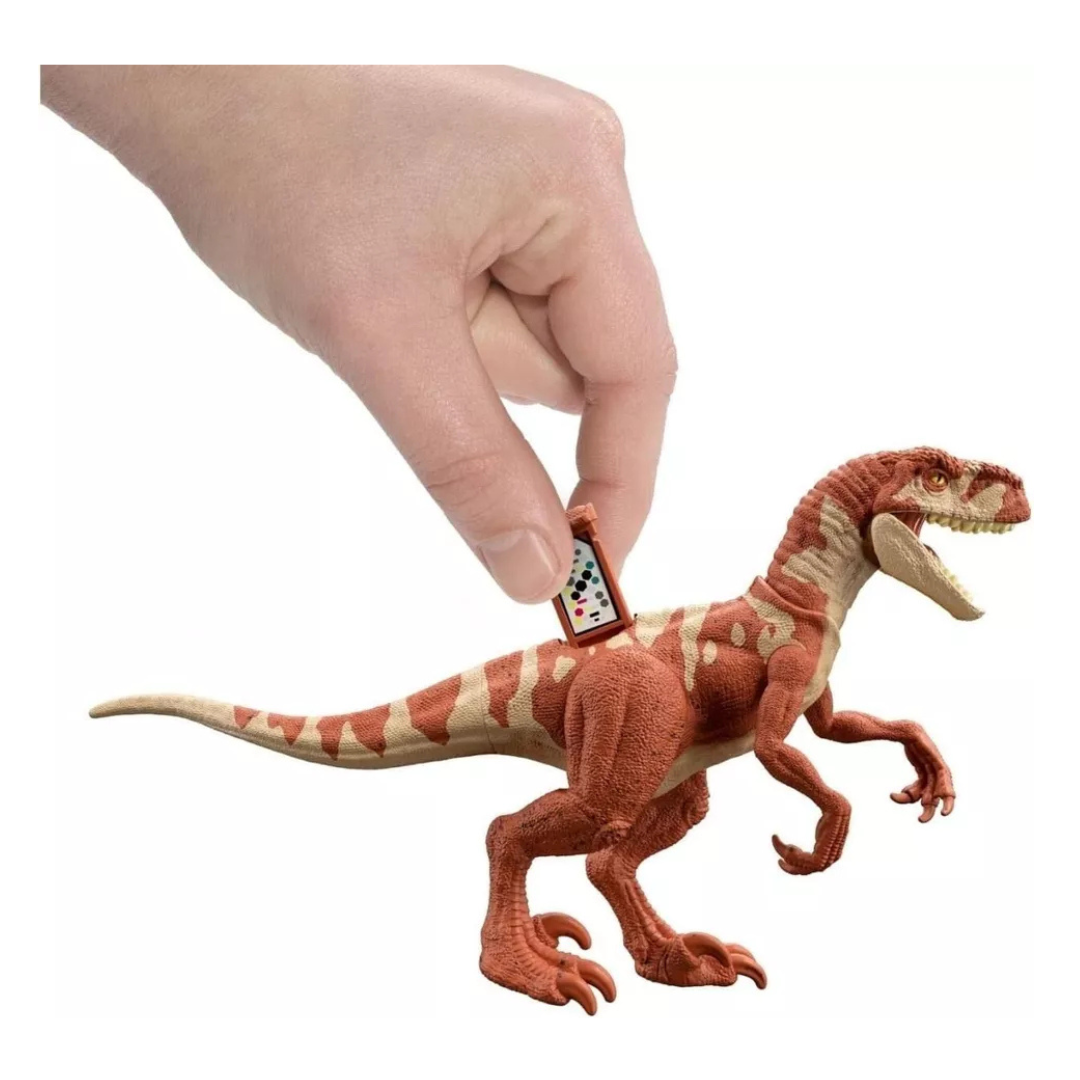 Figurine Dinosaure Atrociraptor en action, tenue par une main pour les enfants aventuriers