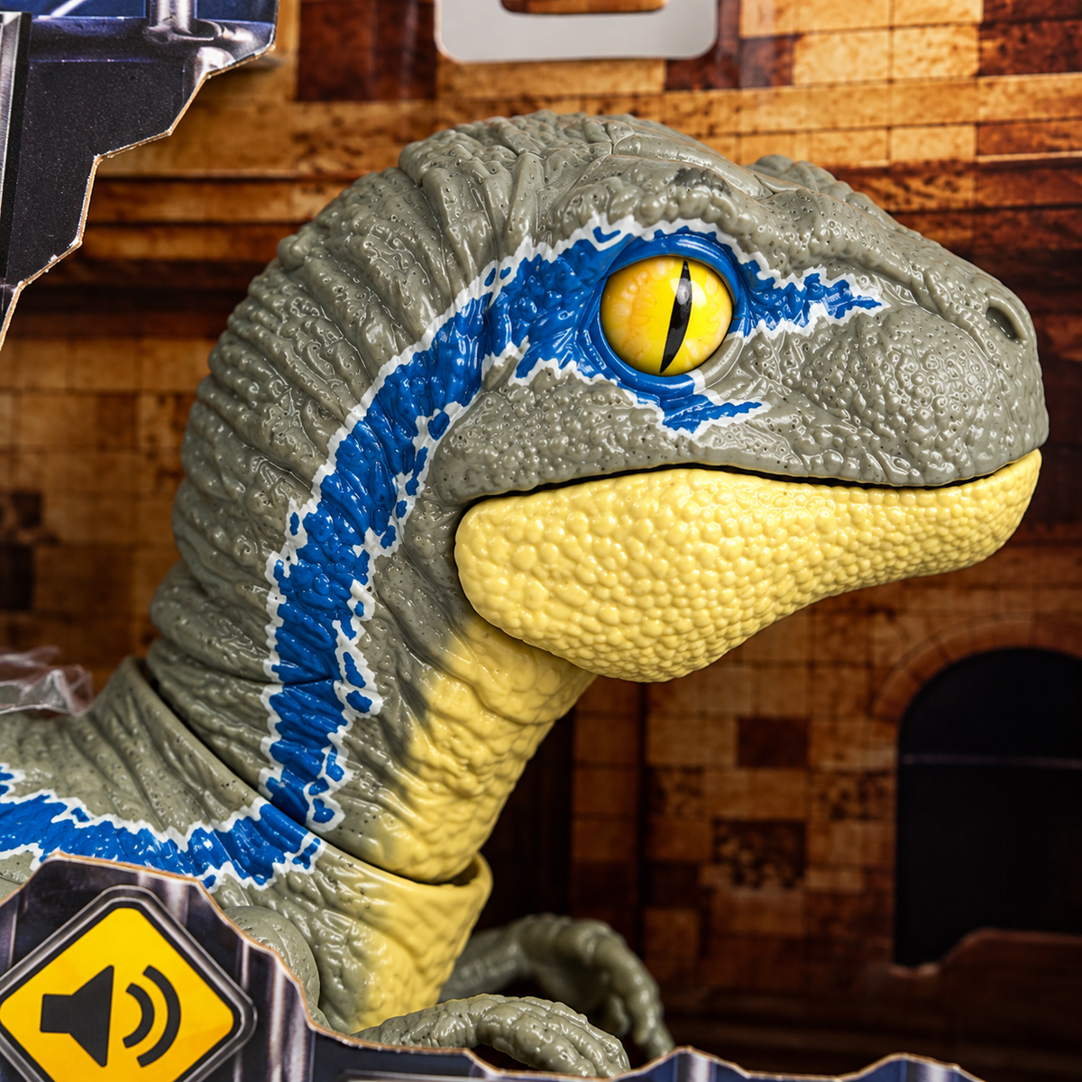 Gros plan sur la tête de la figurine Vélociraptor Bêta dans sa boîte