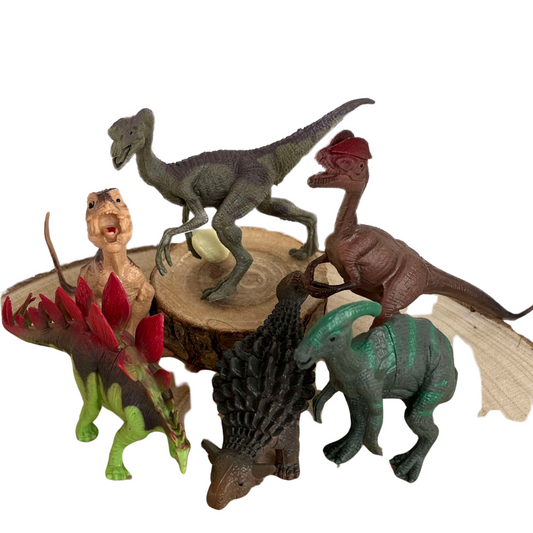 Sachet de 6 Mini-Figurines Dinosaures en plastique coloré sur un support en bois naturel